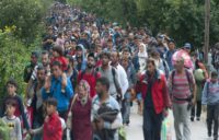 Refugiados caminando hacia Austria